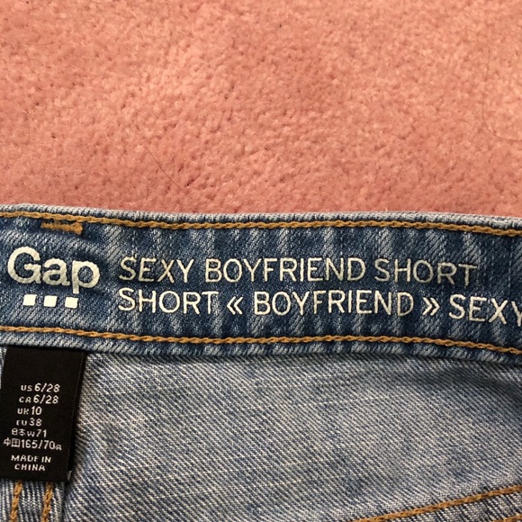 Gap Sexy Boyfriend Short - Picture 3 of 3